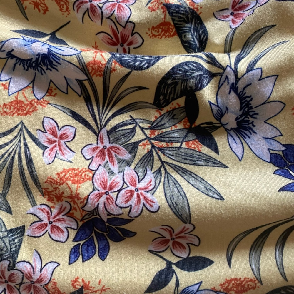 Yellow floral halter top size XL. Great preowned condition - Picture 2 of 3